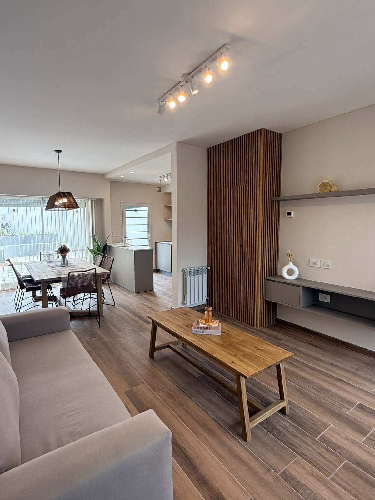 Imagen de #1665 PARQUE LURO - DUPLEX impecable de 4 ambientes, cochera. TOTALMENTE RECICLADO A NUEVO Y AMOBLADO