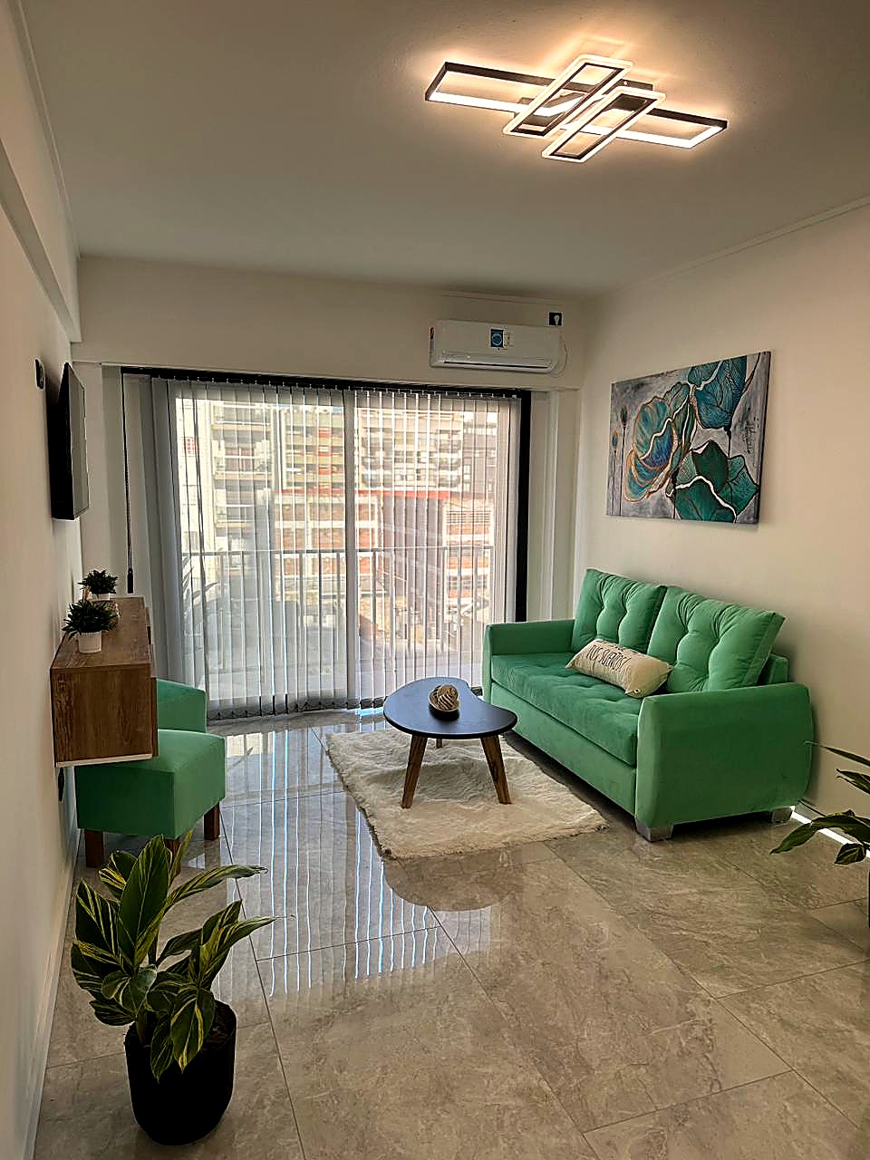 Imagen de #1667 CENTRO - Córdoba 1701 - 3 amb todo a nuevo. AMOBLADO Y EQUIPADO. Cocina comedor. Luminoso. Balcón c/parrilla