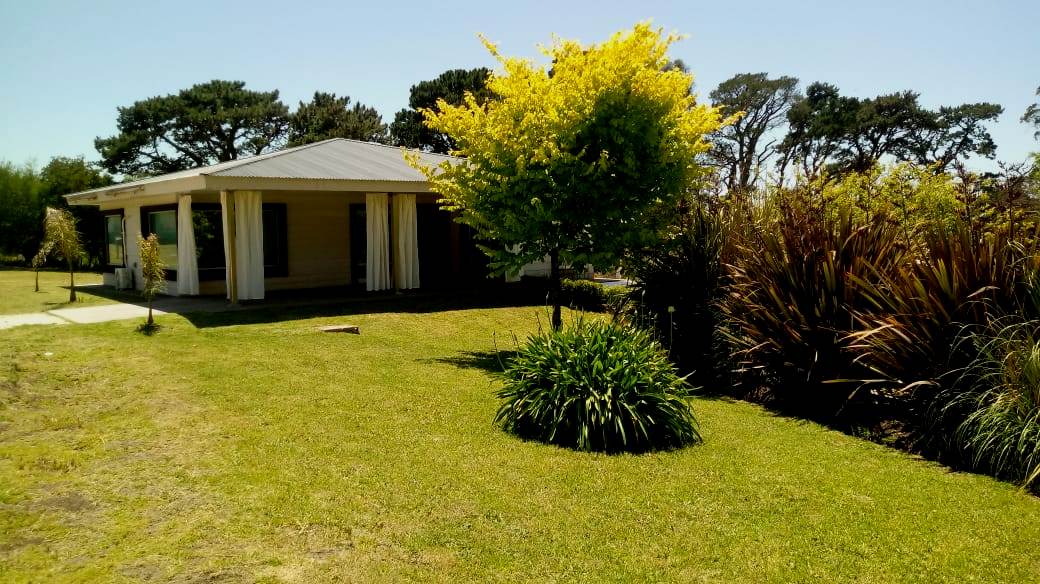 Imagen de SIERRA D L PADRES - Chalet 100 m2. s/lote de 1000 m2 - Barrio cerrado. 3 dorm, piscina