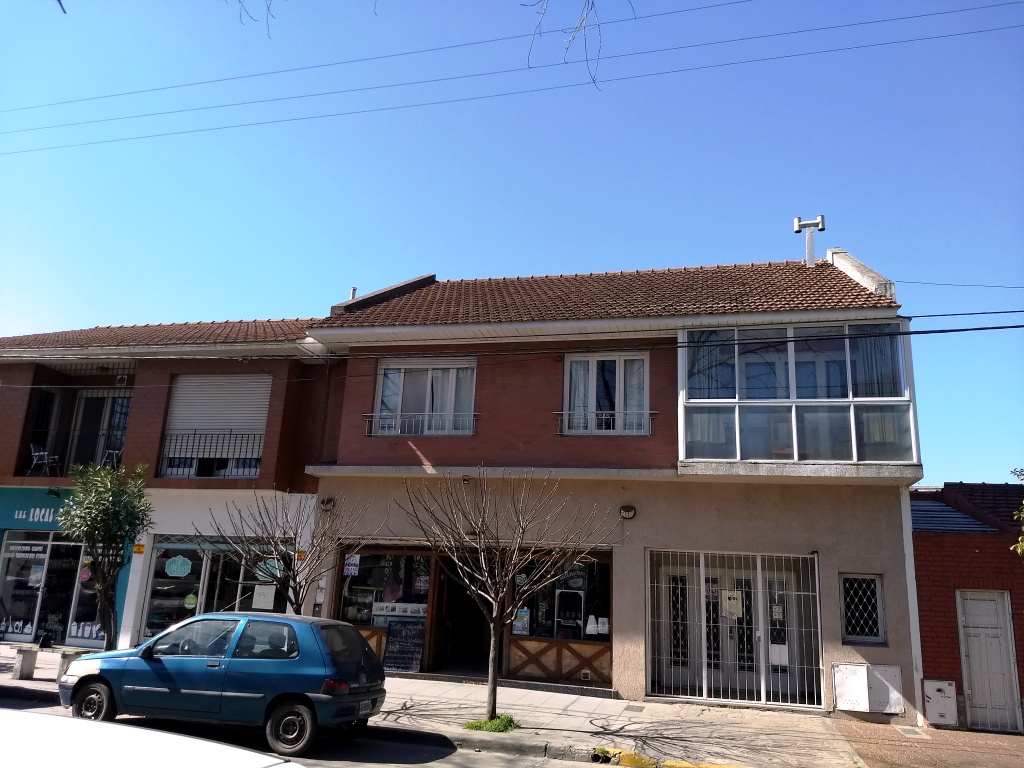 Imagen de CHAUVIN. VENTA EN BLOCK. Local, Departamento 5 amb. en Planta alta, PH al fondo. Garaje p/3 autos.