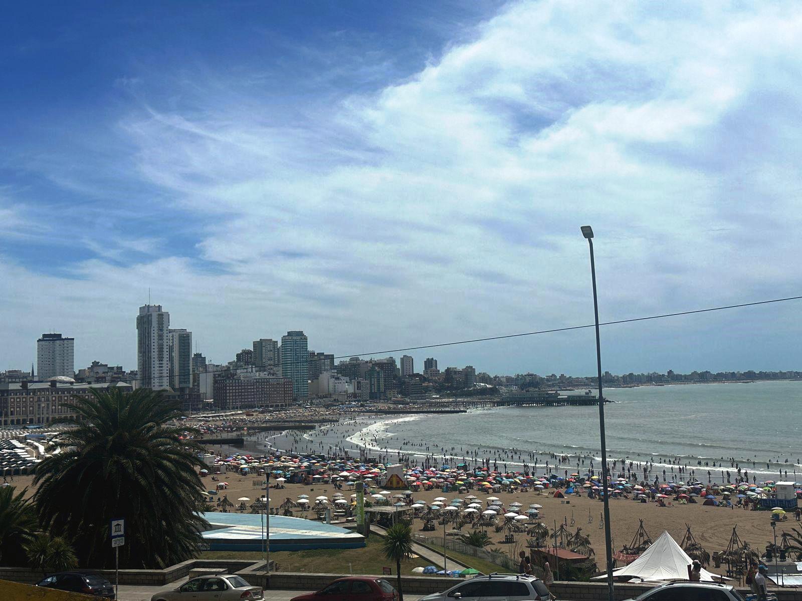 Imagen de TORREON DEL MONJE. 3 ambientes c/vista al mar, cochera. RECICLADO A NUEVO Y AMOBLADO