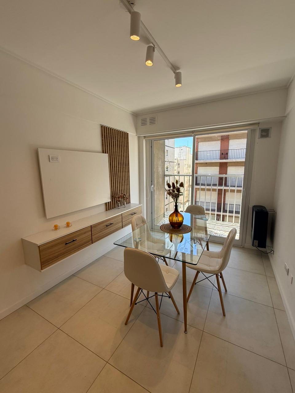 Imagen de RESERVADO #1599  CENTRO/CASINO E.Ríos 1801 - 2 AMB a la calle, balcón saliente, A NUEVO, AMOBLADO Y EQUIPADO. TODO TODO