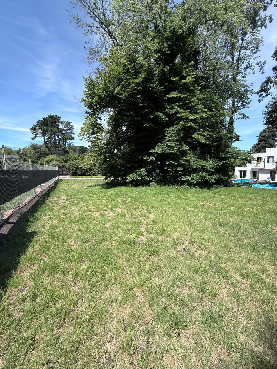 Imagen de Sierra de los Padres. Lote plano, regular con 20 mt de frente y 30 de fondo. Sin piedras, listo para poder construir. Muy buen entorno