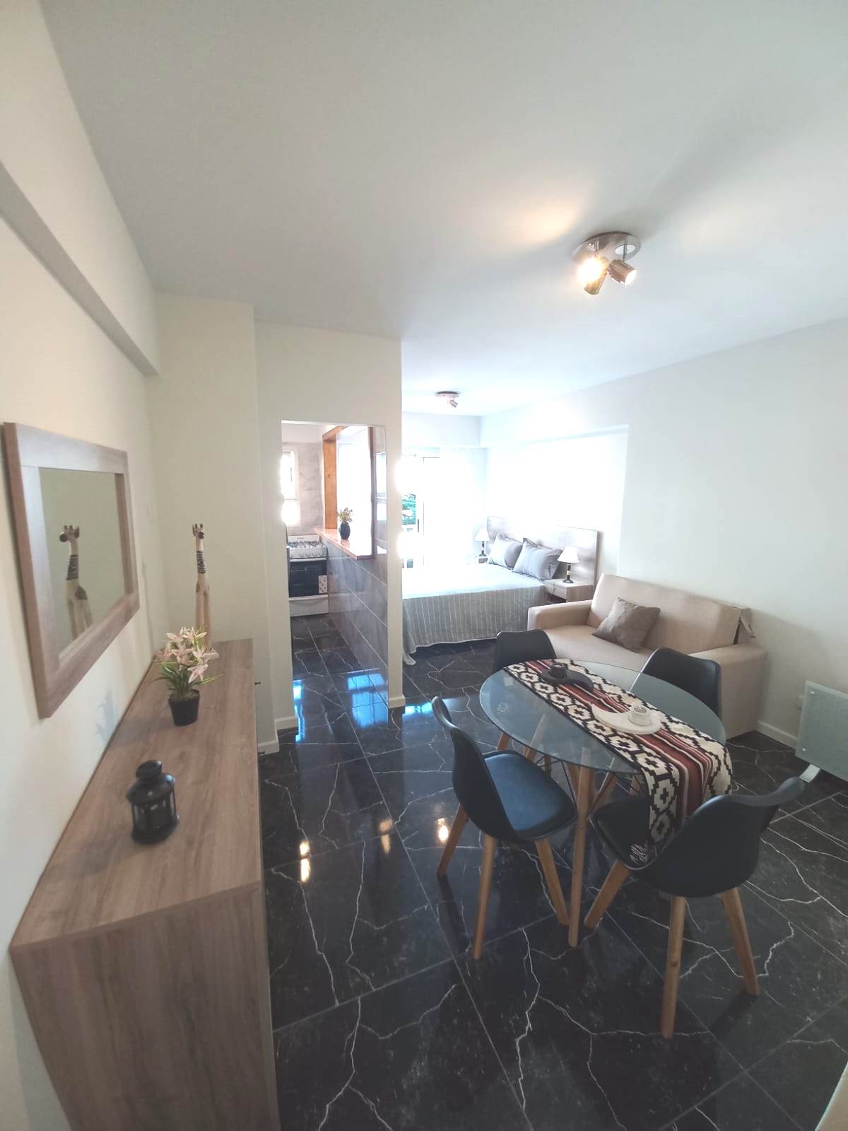 Imagen de Macrocentro. Monoambiente totalmente reciclado. Amoblado y equipado. IDEAL RENTA