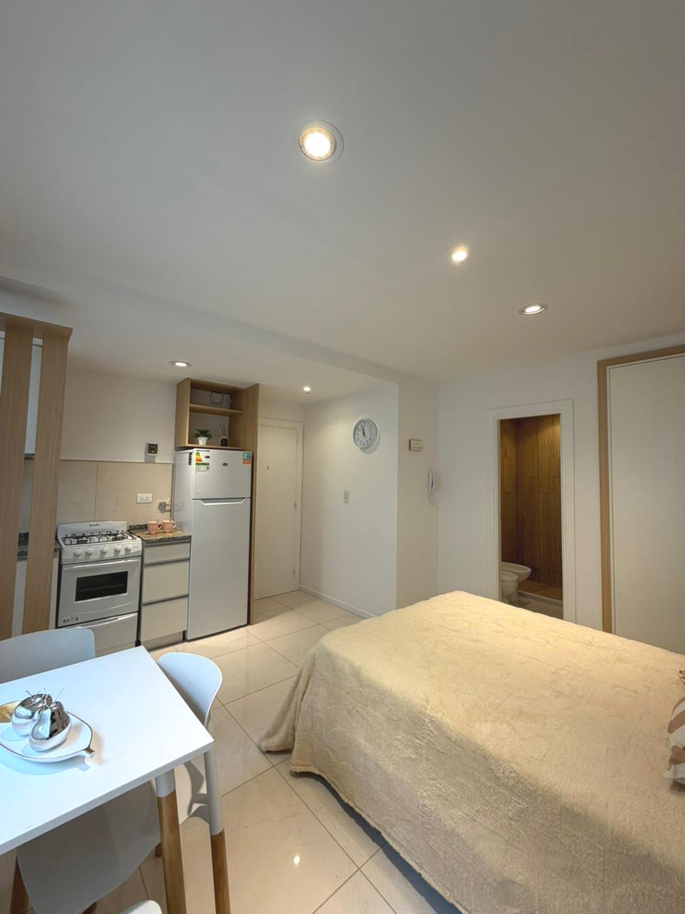 Imagen de CENTRO/PLAZA COLON - Corrientes 2001 MONOAMBIENTE impecable, a nuevo. Amoblado y equipado FULL - #1612